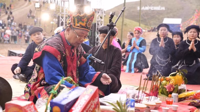  Cérémonie de prière pour la paix et pour une bonne récolte lors du festival Slam Chiem, commune de Hiep Luc. (Photo : HA THANH)