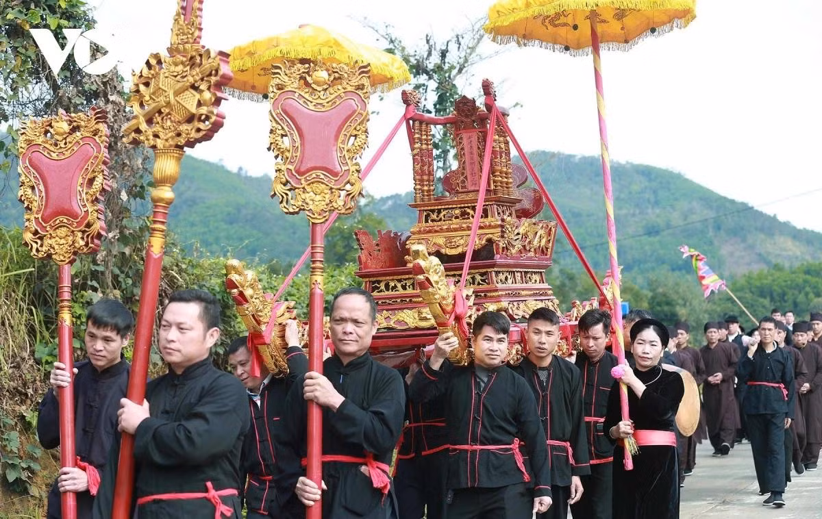 Parmi les rituels les plus importants figure la procession des édits royaux, l’une des cérémonies centrales du festival. Au cours de cette procession, certains habitants portent des plateaux d’offrandes tandis que d’autres brandissent les drapeaux de la fête. Le palanquin du génie tutélaire du village ouvre la marche, formant un cortège solennel empreint de spiritualité.