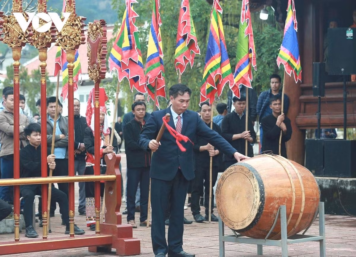 Organisée chaque année les 16 et 17 du premier mois lunaire, la fête constitue un moment important pour la population locale. Les habitants y rendent hommage au général Hoang Can ainsi qu’aux divinités des montagnes, des rivières et de la terre. L’événement devient également un rendez-vous culturel du début du printemps, marqué par de nombreuses activités folkloriques traditionnelles des différentes ethnies de la région.