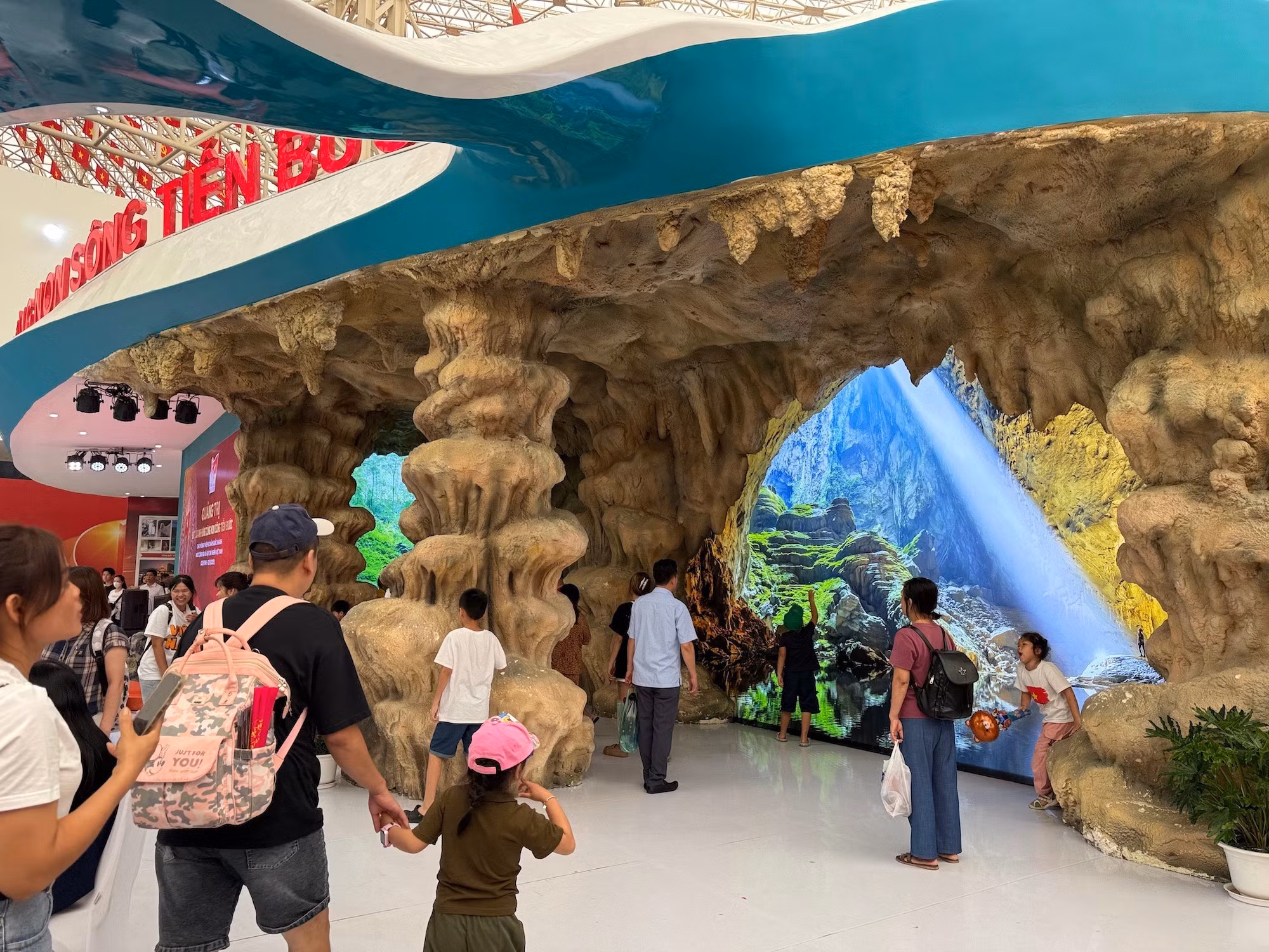 La grotte Son Doong est reconstituée au stand d’exposition de la province de Quang Tri.