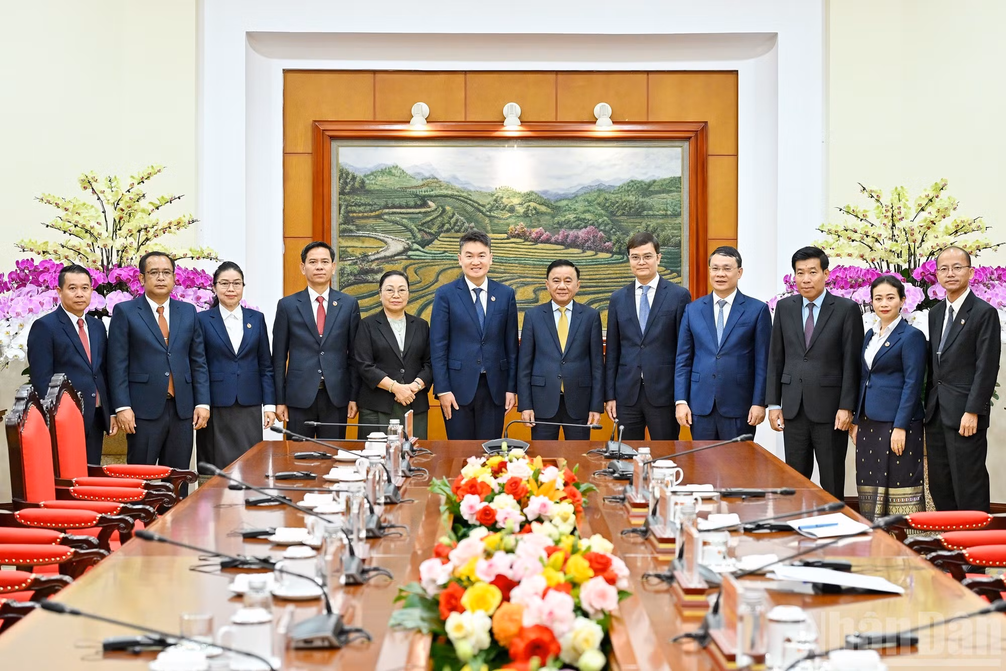 Les délégués accompagnant Thongly Sisoulith, secrétaire du Comité central de l’Union de la jeunesse révolutionnaire populaire lao, lors de la rencontre.