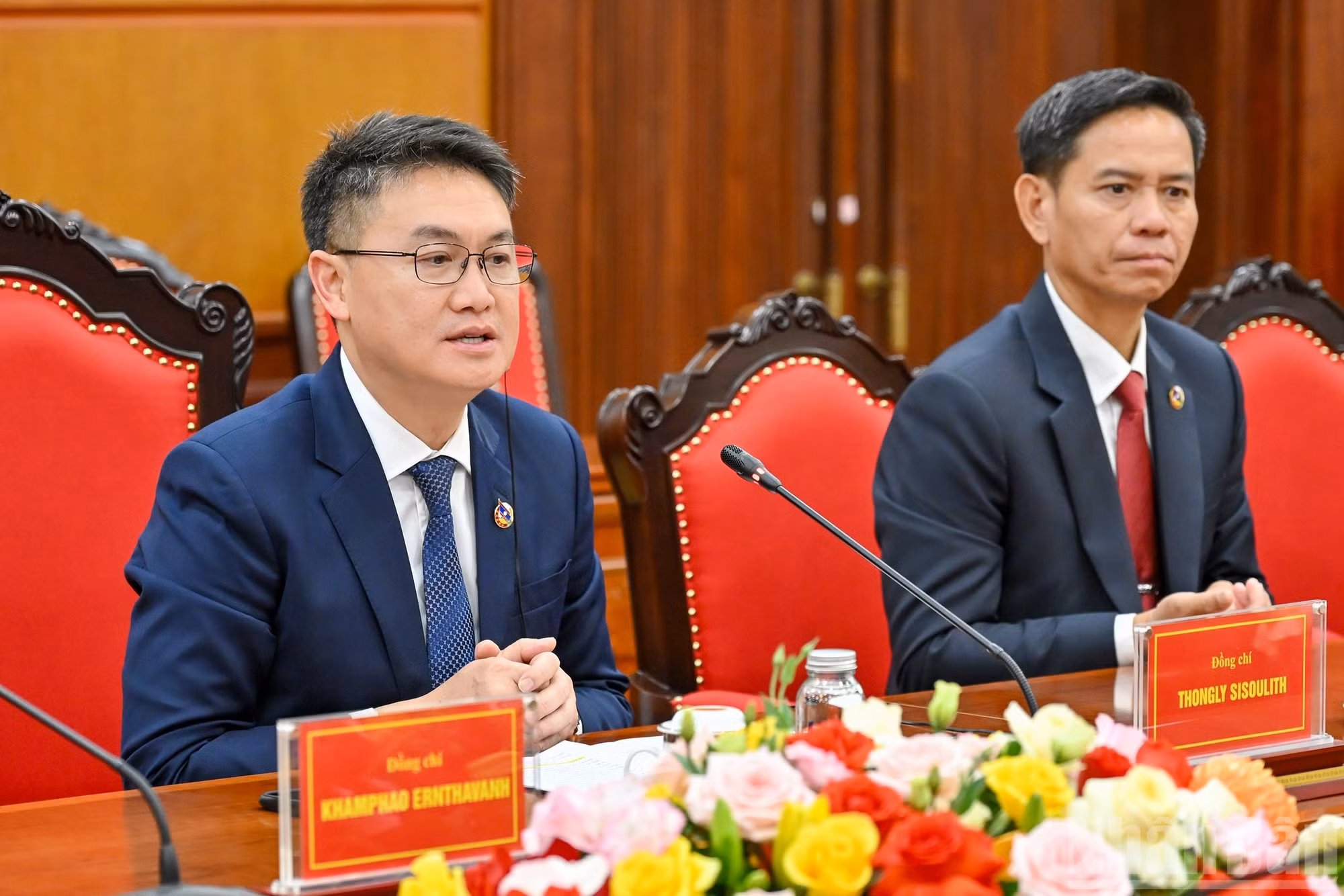 Thongly Sisoulith, secrétaire du Comité central de l’Union de la jeunesse révolutionnaire populaire lao, prend la parole lors de la rencontre.