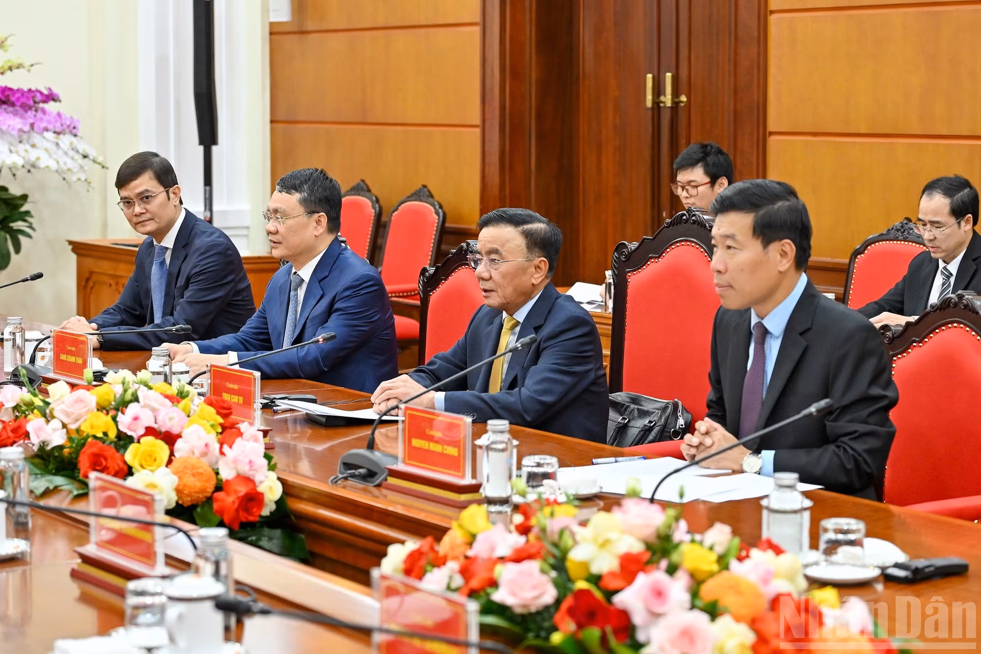 Le permanent du Secrétariat du CC du PCV Tran Cam Tu aux côtés des délégués vietnamiens participant à la rencontre.