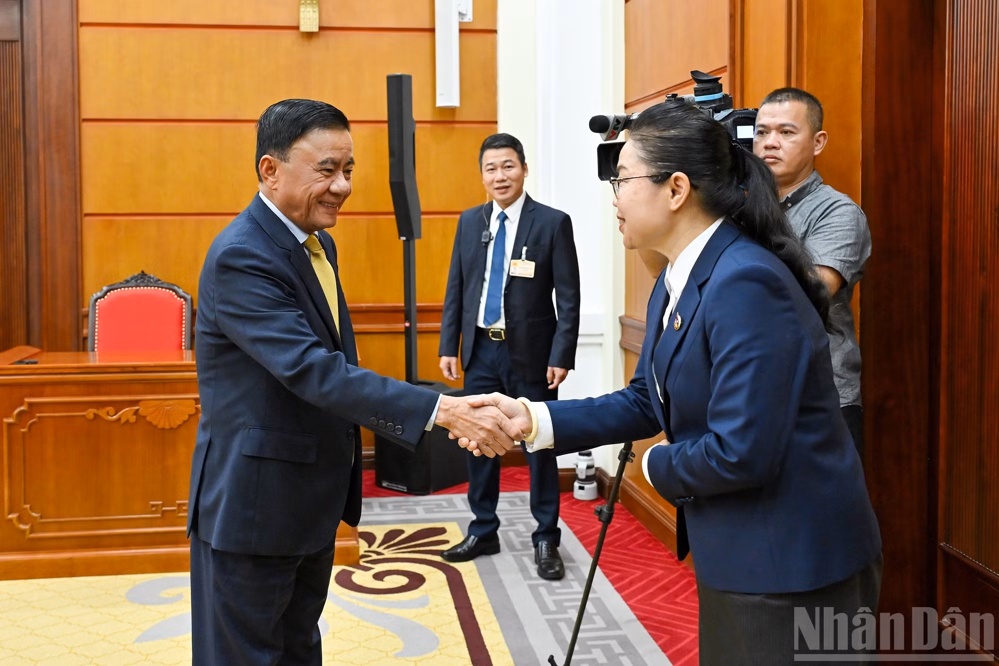 Le permanent du Secrétariat du CC du PCV Tran Cam Tu avec les membres de la délégation accompagnant Thongly Sisoulith, secrétaire du Comité central de l’Union de la jeunesse révolutionnaire populaire lao, lors de la rencontre.