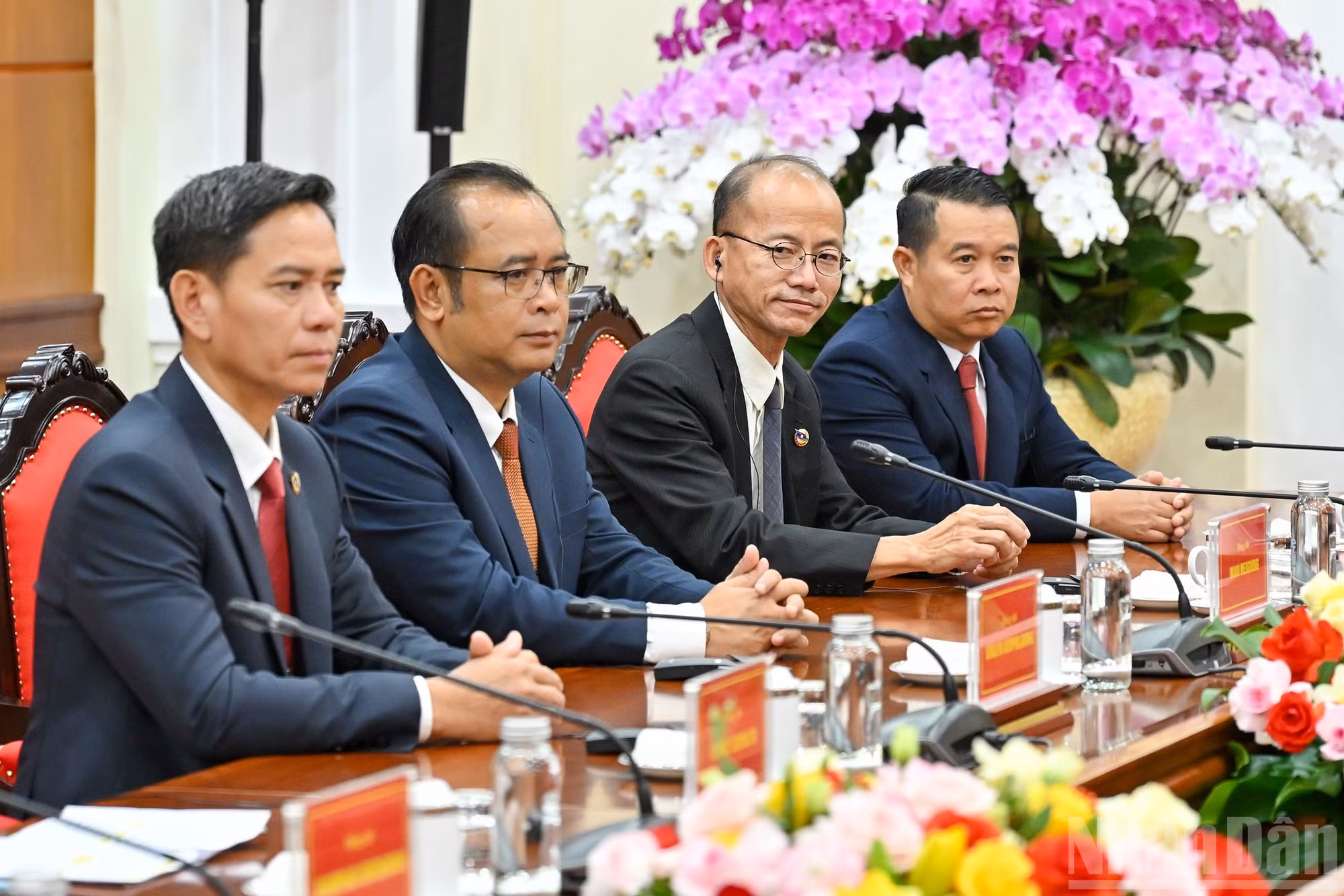 Les délégués accompagnant Thongly Sisoulith, secrétaire du Comité central de l’Union de la jeunesse révolutionnaire populaire lao, participent à la rencontre.