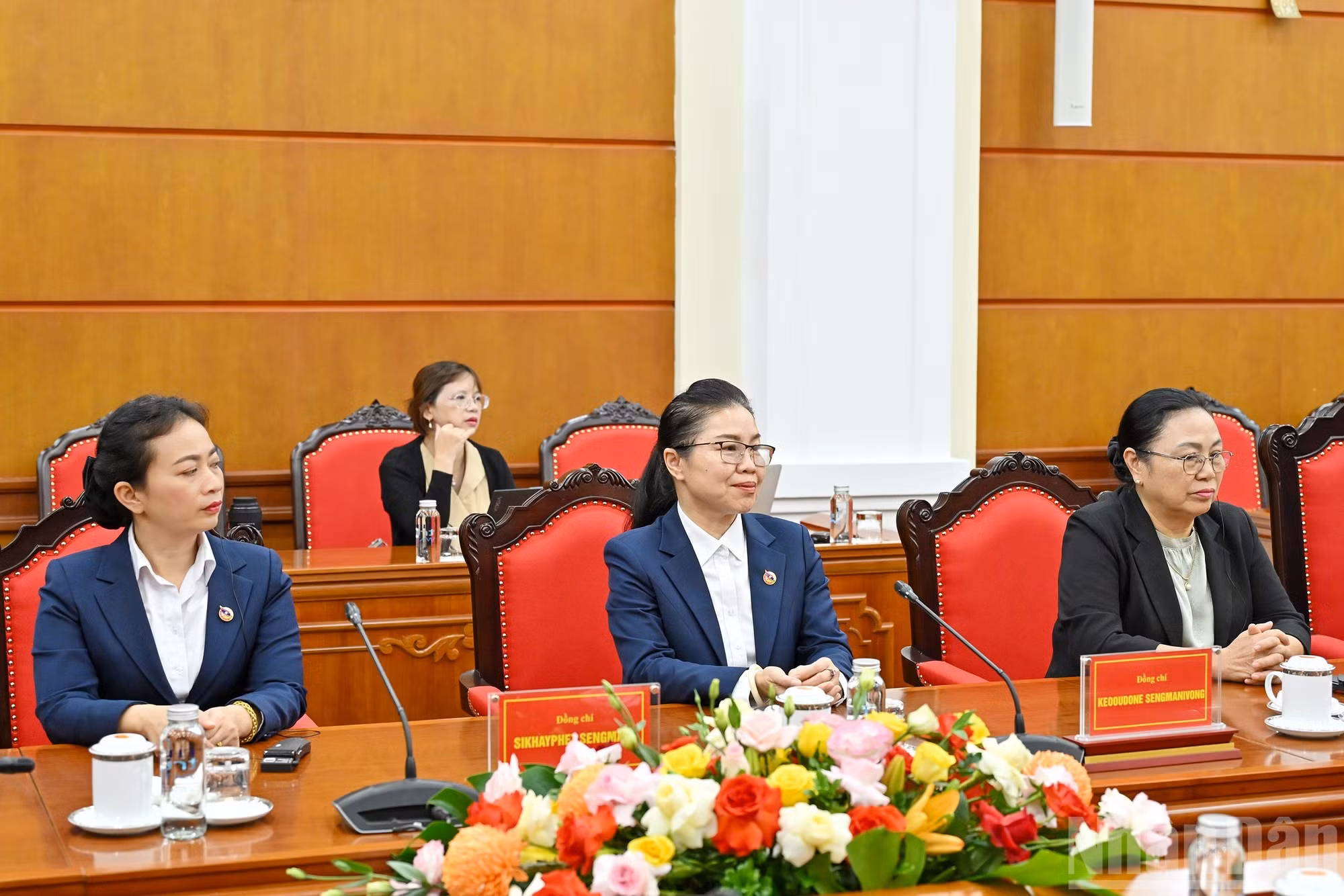 Les délégués accompagnant Thongly Sisoulith, secrétaire du Comité central de l’Union de la jeunesse révolutionnaire populaire lao, participent à la rencontre.