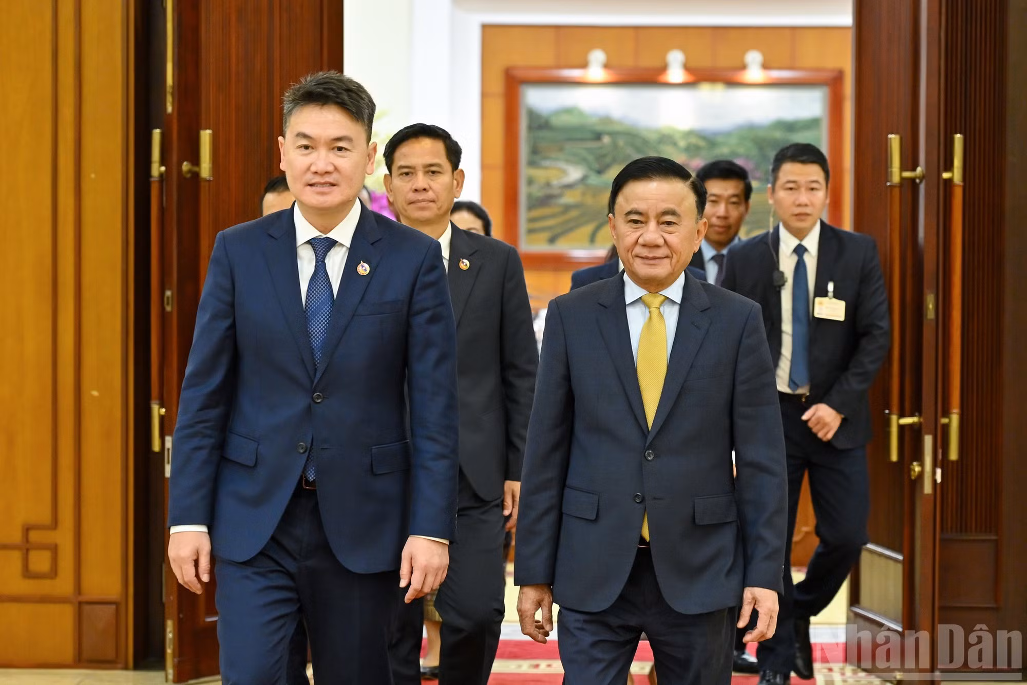 Le permanent du Secrétariat du CC du PCV Tran Cam Tu et Thongly Sisoulith, secrétaire du Comité central de l’Union de la jeunesse révolutionnaire populaire lao, à l’issue de la rencontre.