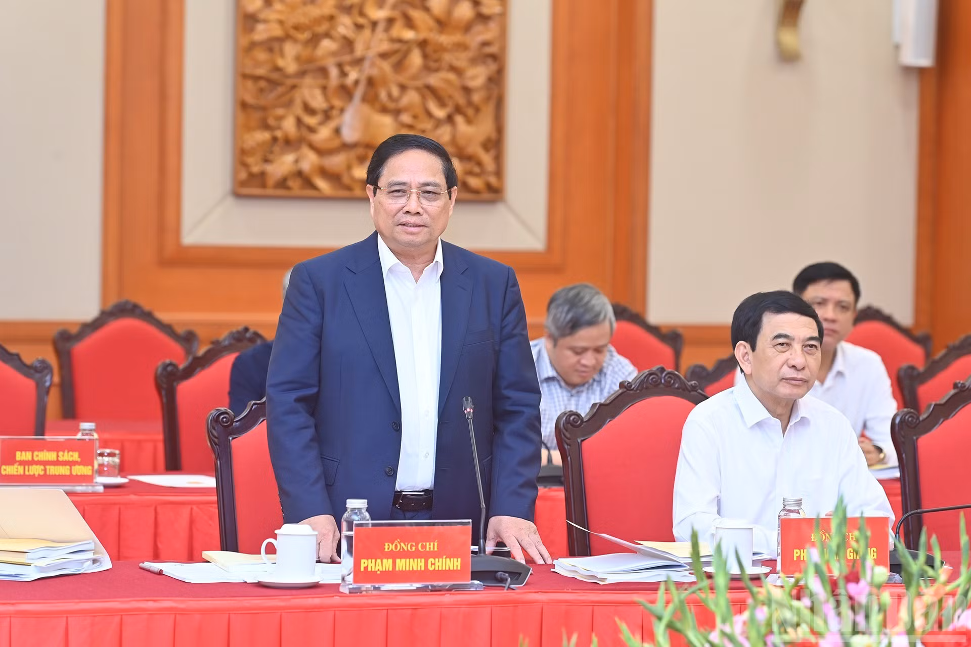 Le camarade Pham Minh Chinh, membre du Bureau Politique, secrétaire du Parti auprès du gouvernement et Premier ministre, prenant la parole lors de la séance de travail.