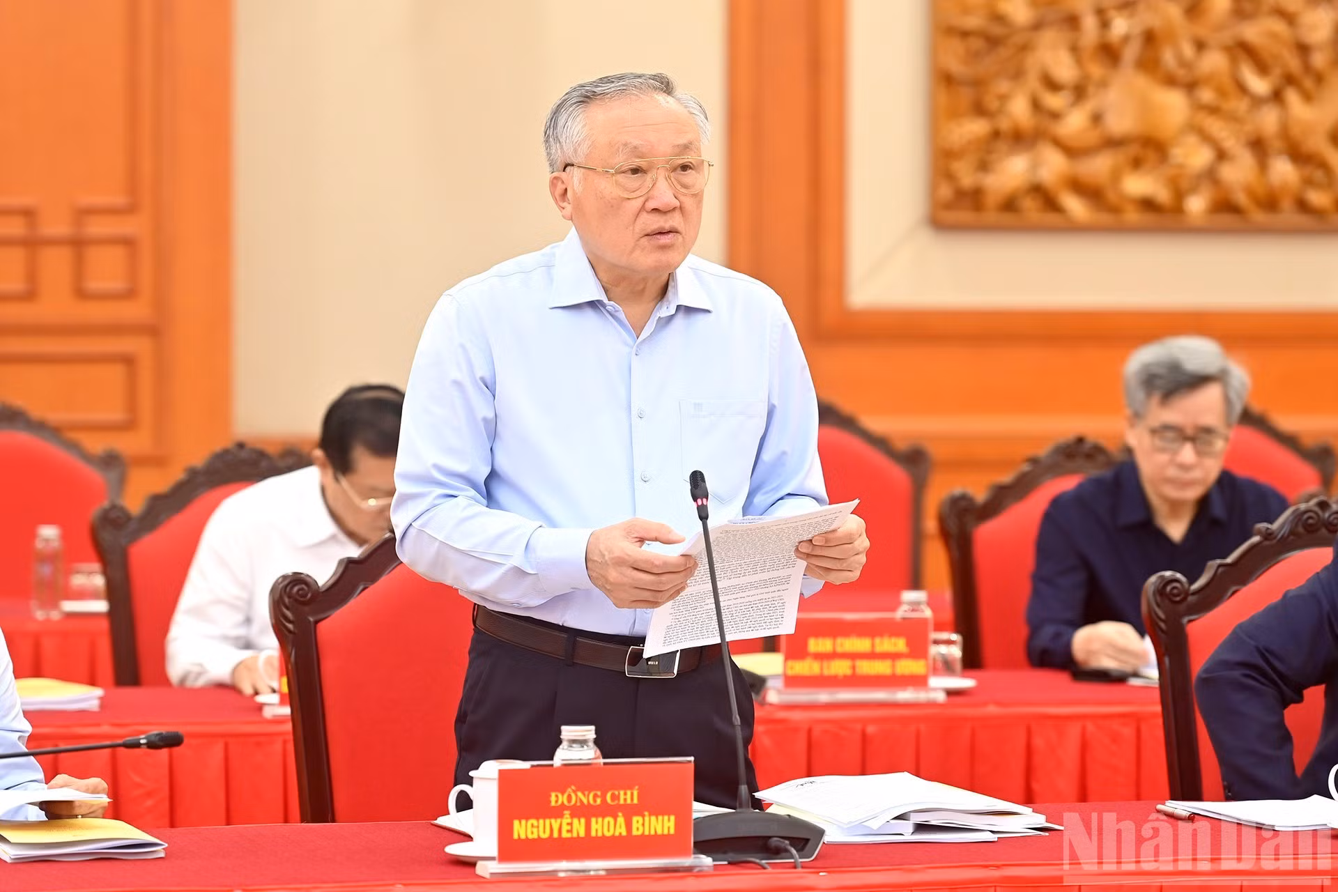 Nguyen Hoa Binh, membre du Bureau Politique et vice-Premier ministre permanent, présentant son rapport lors de la séance de travail.