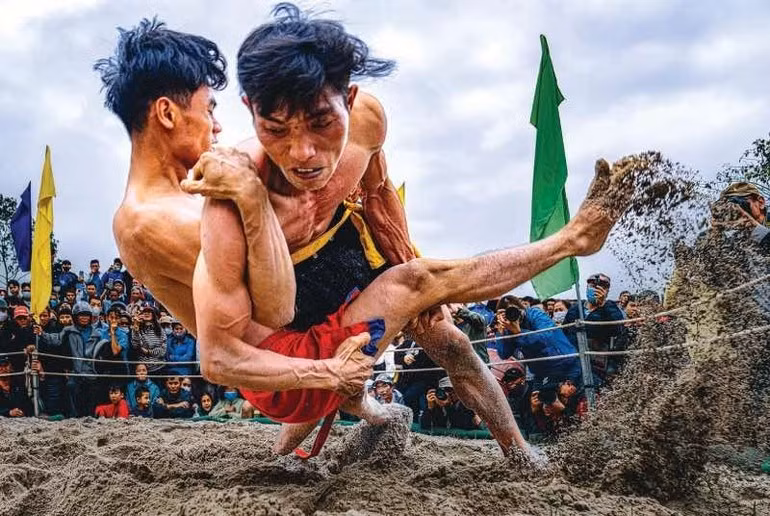 Nguyen Chinh Nghia (Vietnam) – Lutte traditionnelle du village de Thu Le (Traditional wrestling of Thu Le village).