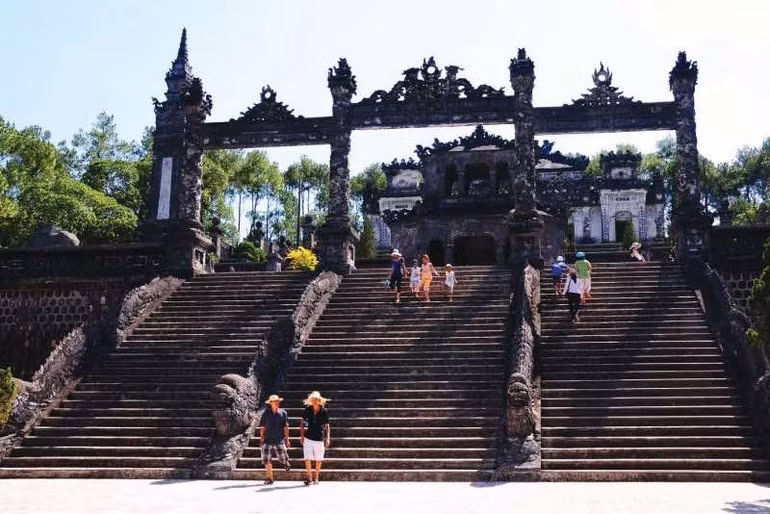 Nguyen An Thi (États-Unis) – Touristes en visite au tombeau de Khai Dinh (Tourists visit Khai Dinh Tomb).