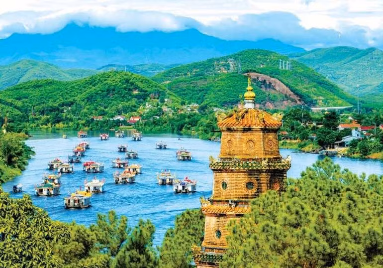 Le Dinh Hoang (Vietnam) – La rivière des Parfums lors de la fête du Palais Hue Nam (Perfume River on Hue Nam Palace Festival).