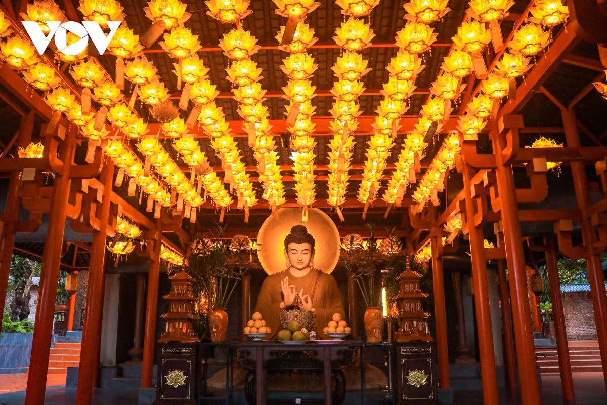 Depuis l’esplanade de pierres blanches, les visiteurs accèdent au portail Ngu Quan pour contempler la statue du Bouddha Fondateur de 2,5 mètres, derrière laquelle se dresse l’ancien sanctuaire.