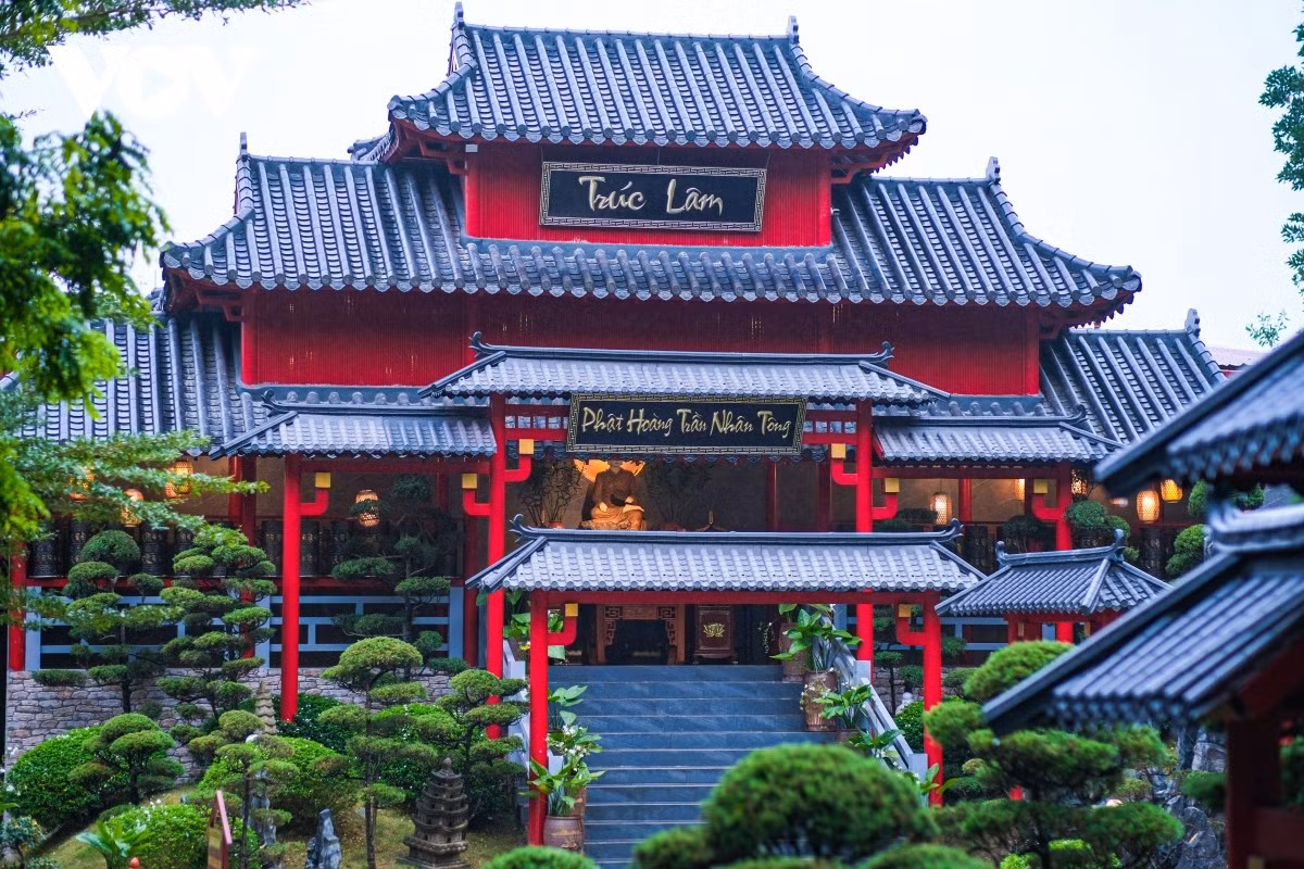Au pied du temple se dresse la Tour des Patriarches. Plus bas, on trouve la salle de conférences, les chambres, la cuisine, la bibliothèque et les bureaux qui servent aux activités et aux retraites, pouvant accueillir plusieurs centaines de personnes.
