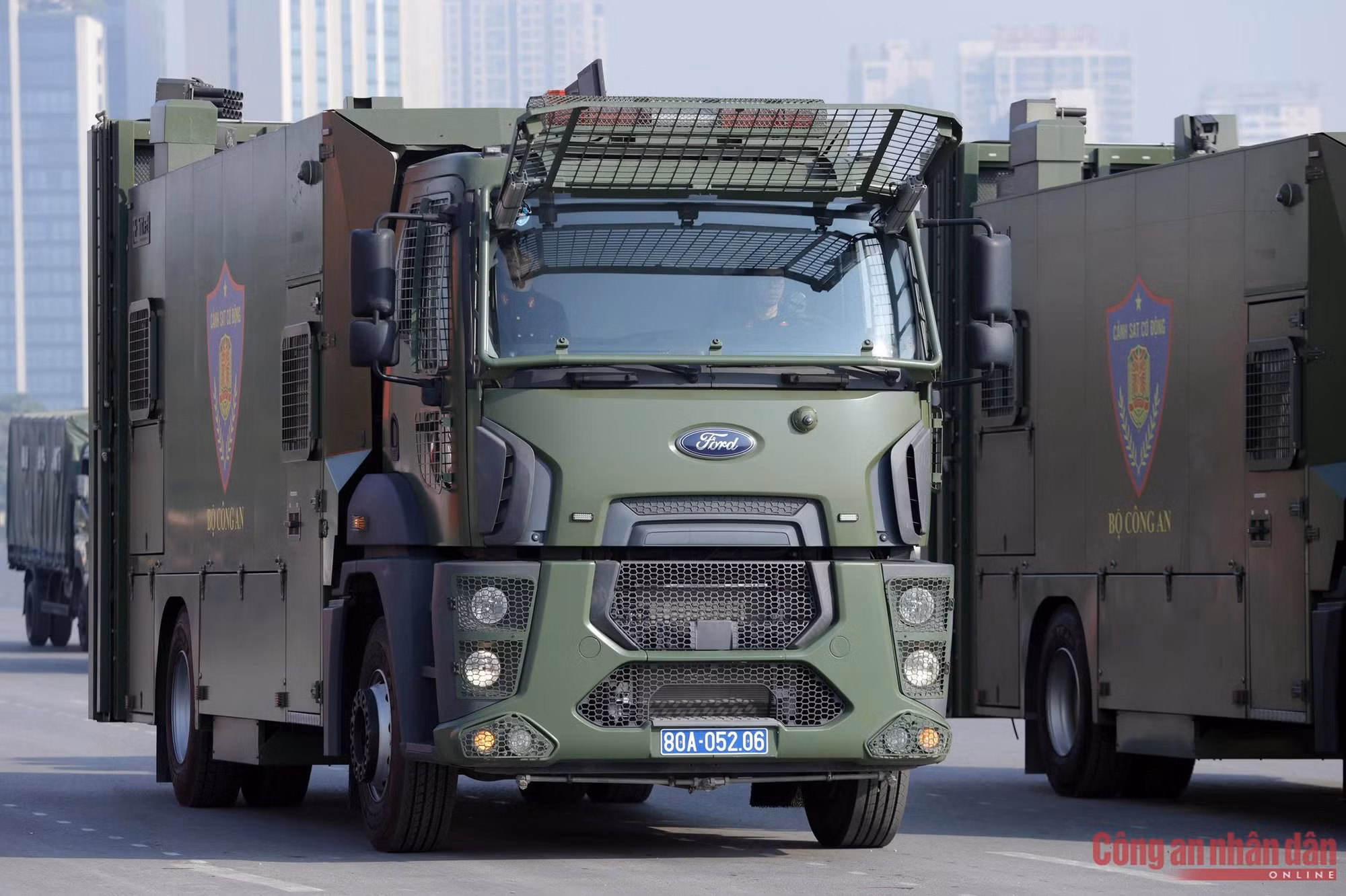 Les véhicules des Forces spéciales de police disposent de blindages solides pare-balles, d’une grande mobilité et de systèmes de combat avancés, illustrant la supériorité technologique et la capacité opérationnelle dans l’exécution des missions de répression des formes de criminalité particulièrement dangereuses.