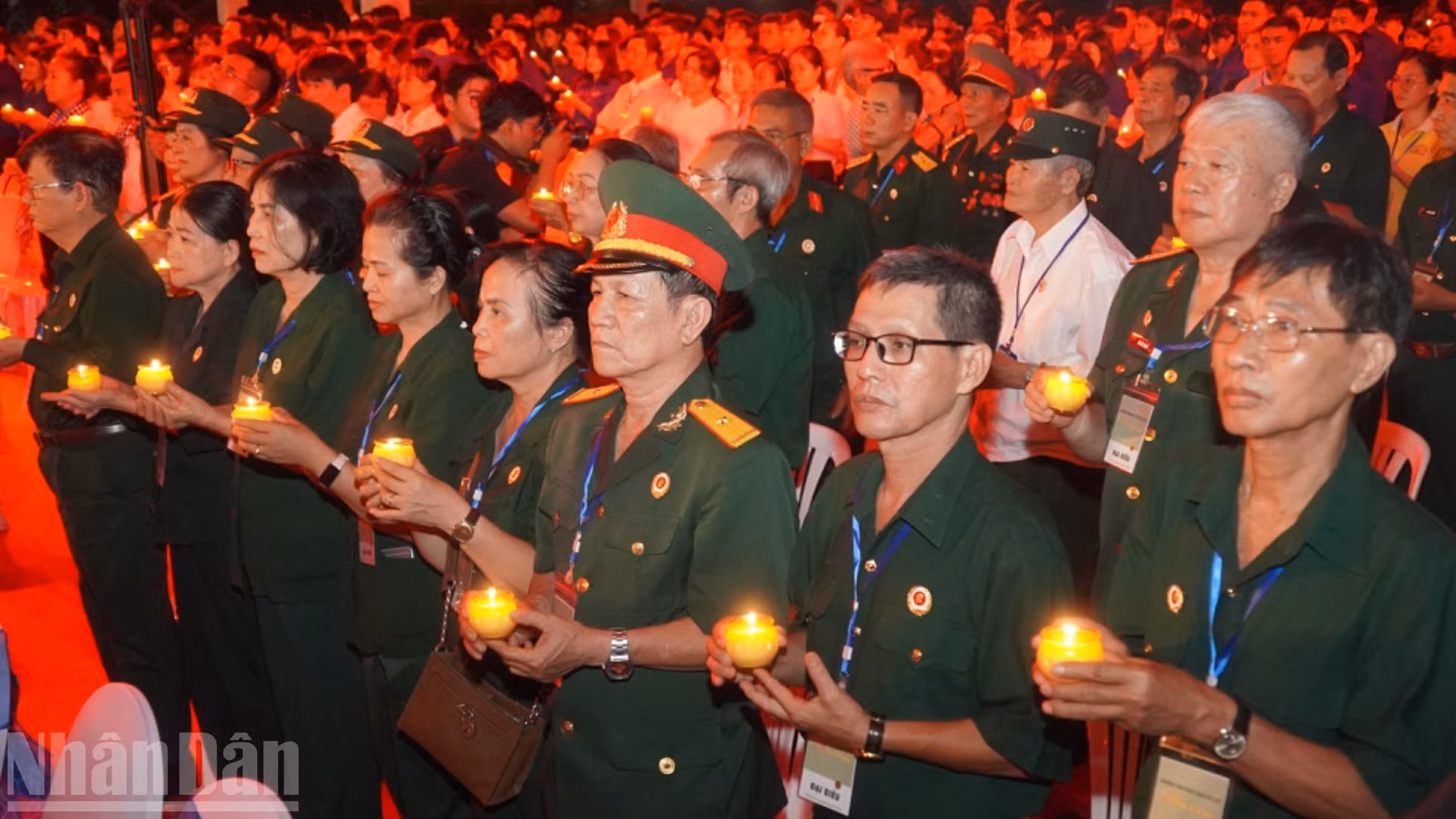 Un spectacle en hommage aux héros morts pour la Patrie au parc Le Thi Rieng