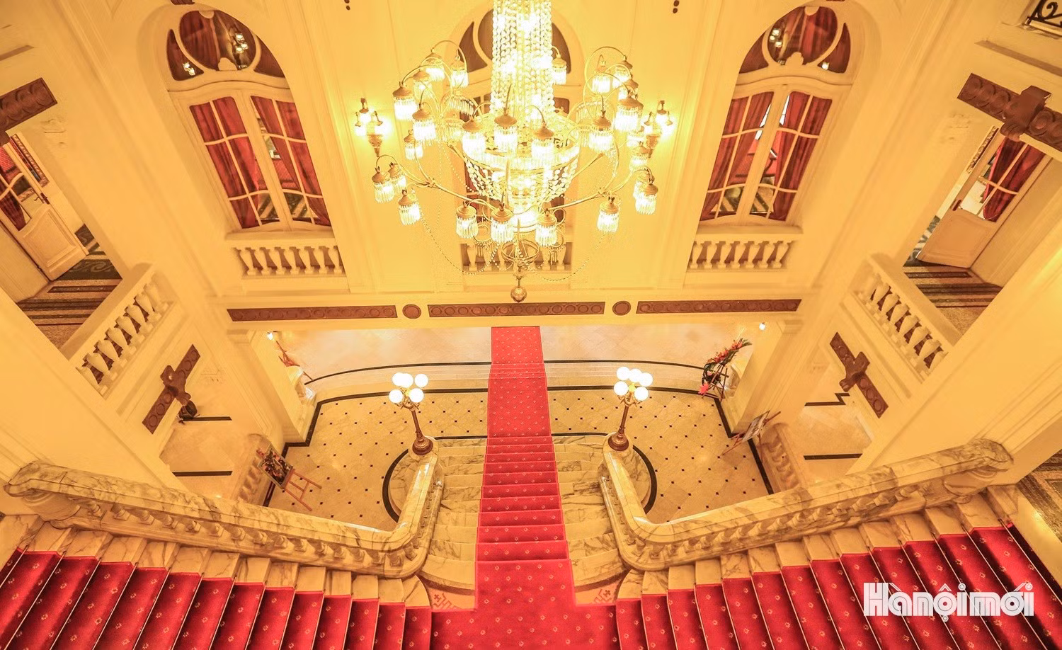 Les escaliers aux lignes élégantes desservent les différents niveaux de la salle de spectacle, tout en constituant un élément architectural particulièrement esthétique de l’ensemble.