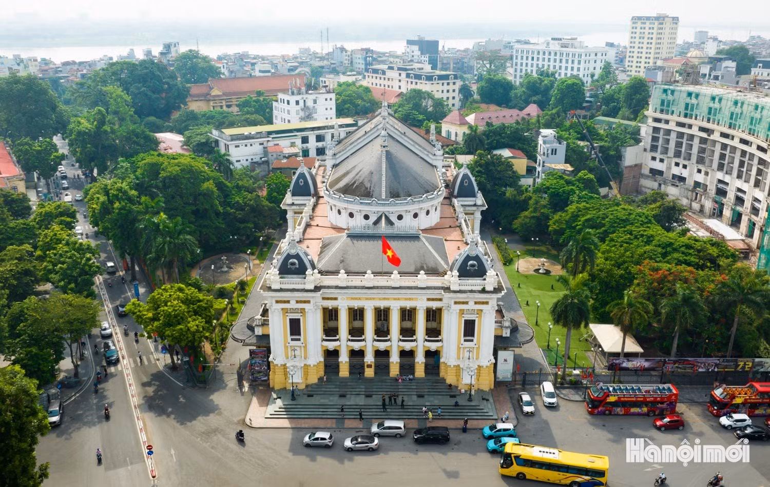 Le Grand Théâtre de Hanoi se détache au cœur du paysage urbain central. Avec son architecture classique et solennelle, il est devenu l’un des édifices emblématiques de la capitale.