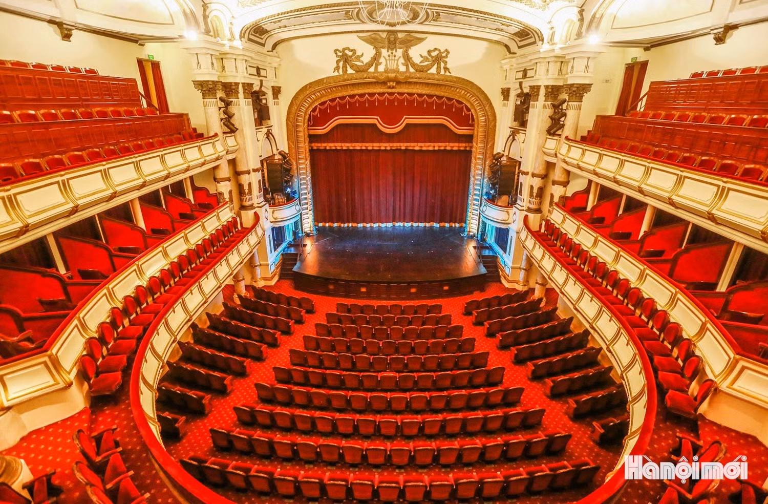 La salle du Grand Théâtre est conçue dans le style classique européen. Ses rangées de sièges, ses balcons et ses ornements composent l’atmosphère caractéristique d’un grand théâtre.