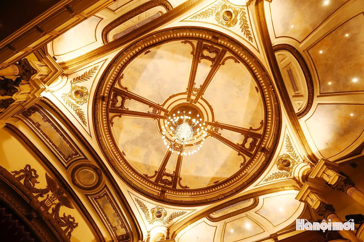 Le plafond et les murs de la salle de spectacle sont ornés de nombreux détails délicatement travaillés, donnant à l’espace une atmosphère à la fois majestueuse et chaleureuse, propice aux représentations artistiques.