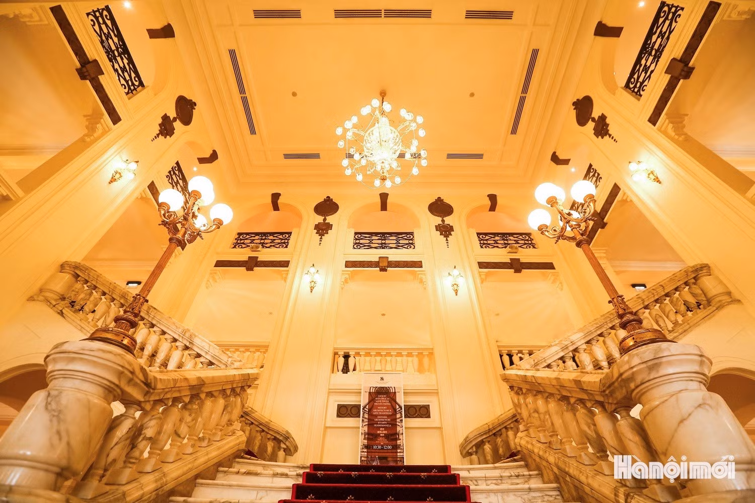 Une fois franchies les grandes portes, l’intérieur du Grand Théâtre de Hanoi dévoile un décor élégant et classique, marqué par l’harmonie entre architecture, couleurs et lumière.