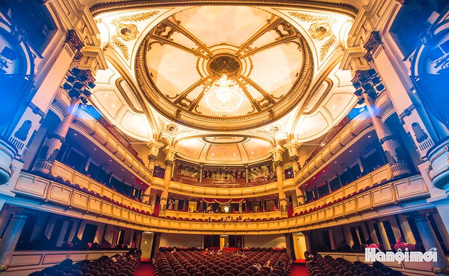 Les courbes souples des voûtes et les ornements raffinés confèrent à l’intérieur une grande élégance, dans un style profondément marqué par l’architecture classique européenne.