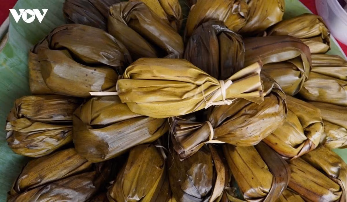 Les paires de banh dom, délicatement confectionnées et enveloppées, font également partie des préparatifs incontournables.