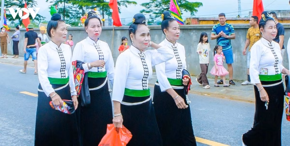 À l'occasion de cette fête, les habitants revêtent leurs plus beaux costumes pour participer aux festivités...