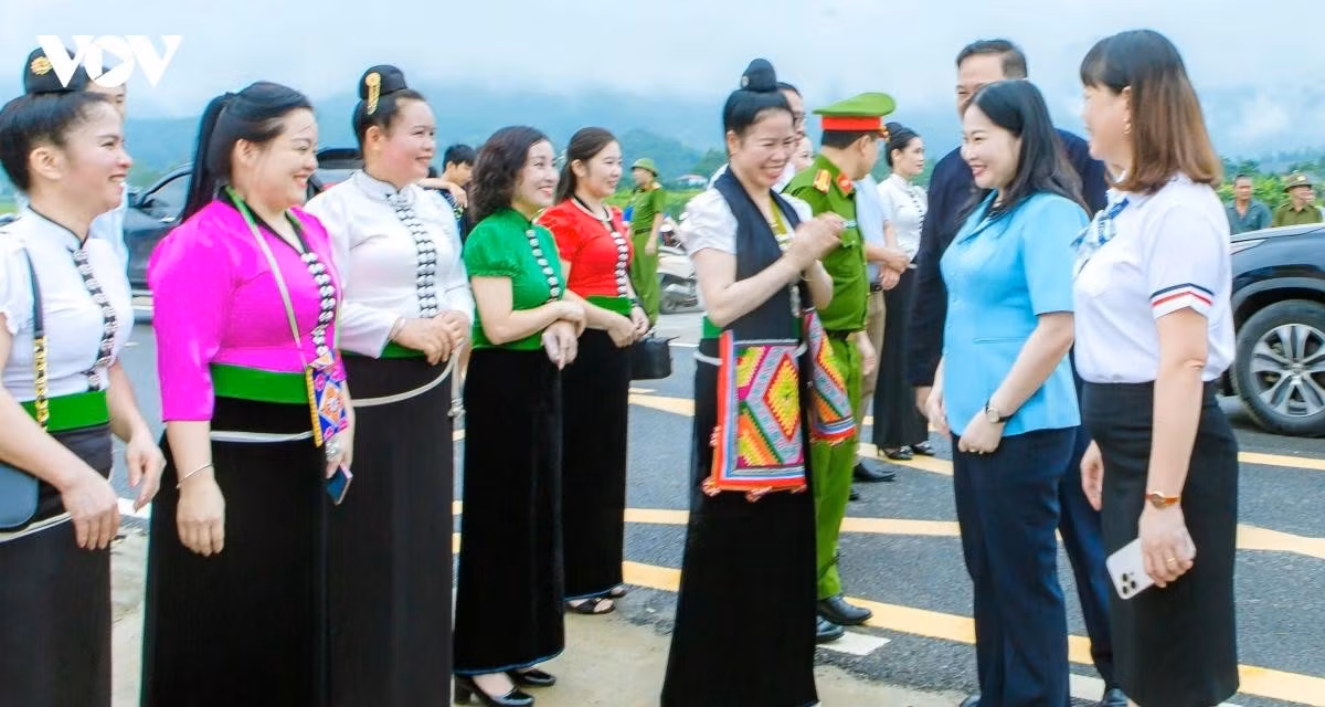 Des responsables de la province de Lao Cai ainsi que des communes et quartiers viennent partager la joie de la fête avec les habitants de Muong Lo.