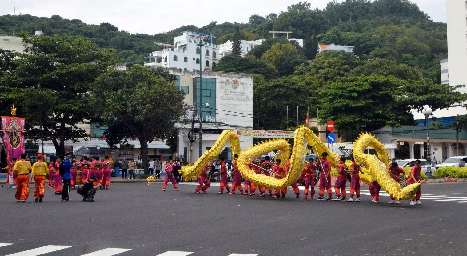 La procession de la tablette funéraire de Ca Ong Nam Hai