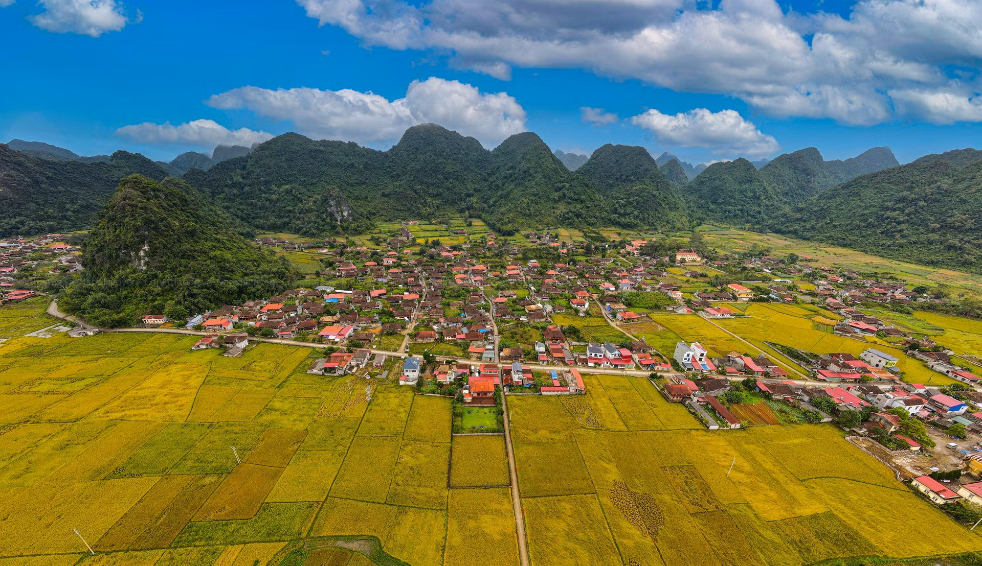 Le village culturel du tourisme communautaire de Quynh Son appartient à la commune de Bac Son, à environ 80 km du centre de la ville de Lang Son. Plus de 400 maisons sur pilotis se trouvent au cœur de la vallée de Bac Son. Les habitants sont principalement des Tay et 90% d'entre eux portent le nom de famille Duong.