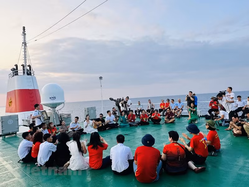 Échange culturel avec des Vietnamiens d’outre-mer sur le navire 571, lors du voyage vers l’île de Truong Sa. Échange culturel avec des Vietnamiens d’outre-mer sur le navire 571, lors du voyage vers l’île de Truong Sa.