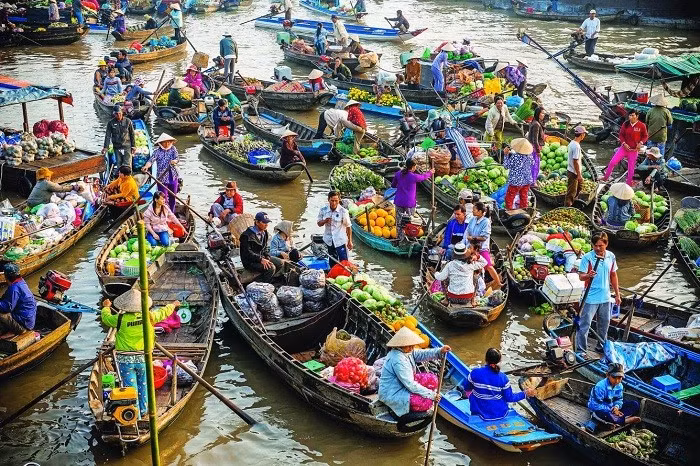 Le marché flottant est une destination de choix pour les touristes. Photo : VNA.