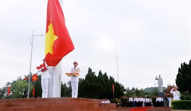 Cérémonie de lever du drapeau national sur l’île de Cô Tô. Photo : VNA.