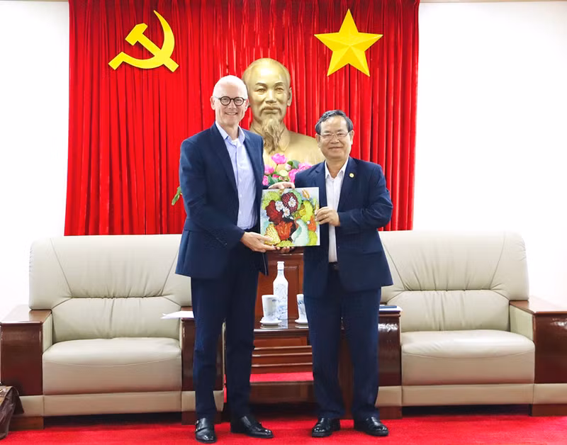 Le vice-président du Comité populaire de la province de Binh Duong, Nguyên Van Danh (à droite) et Rene Piil Perdesen, président en charge des affaires étrangères et des politiques publiques de la région Asie- Pacifique de A.P Moller Maersk. Photo : baodautu.vn