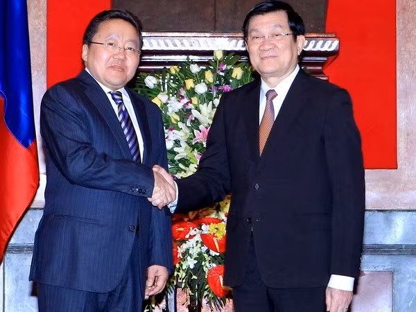 L'ancien Président vietnamien, Truong Tân Sang (à droite) a accueilli le Président Tsakhiagiin Elbegdorj au Vietnam en 2013. Photo : VNA.