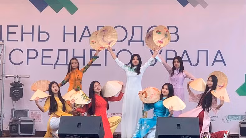 Un spectacle d'étudiants et d'enfants de la communauté vietnamienne à Ekaterinbourg. Photo : NDEL.