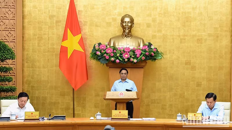 Le Premier ministre Pham Minh Chinh préside une réunion périodique du gouvernement pour évaluer les performances socio-économiques de juillet. Photo : VNA.