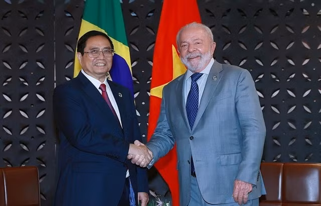 Le Premier ministre vietnamien, Pham Minh Chinh (à gauche) et le Président brésilien, Lula Da Silva, lors du Sommet du G7 élargi organisé au Japon. Photo : toquoc.vn