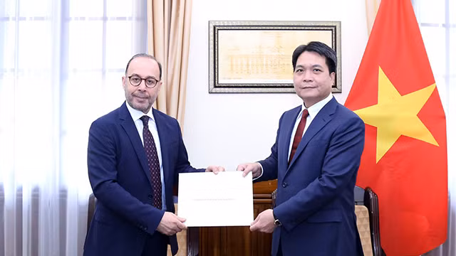 L’ambassadeur du Qatar au Vietnam, Khalid AIi Abdullah Abel (à gauche). Photo : baoquocte.vn.