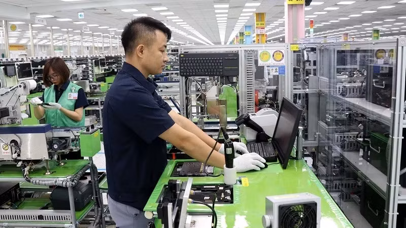 Un travailleur de la société Samsung Electronics Vietnam exploite le système de fabrication et d'assemblage de composants électroniques. Photo : NDEL.