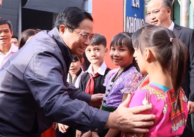 Le Premier ministre Pham Minh Chinh se rend à l'internat ethnique primaire Pa Tan, district de Sin Ho. Photo : VNA. Le Premier ministre Pham Minh Chinh se rend à l'internat ethnique primaire Pa Tan, district de Sin Ho. Photo : VNA.