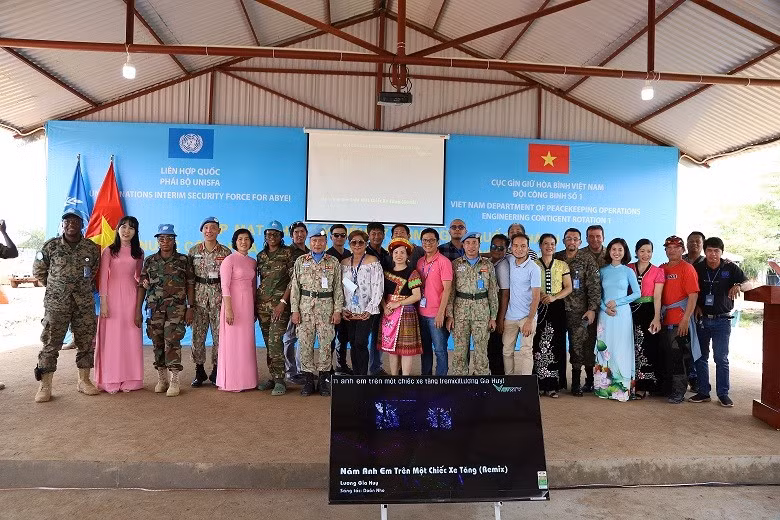 Des femmes militaires vietnamiennes et des invités lors de la célébration de la Fête nationale du Vietnam. Photo : baoquocte.vn