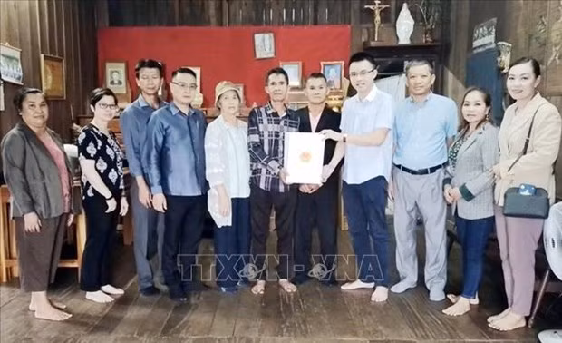 Des représentants du Consulat général du Vietnam dans la ville de Pakse, dans la province lao de Champassak, en collaboration avec l'Association des Vietnamiens de Champassak remettent des cadeaux à 23 familles des personnes méritantes. Photo : VNA