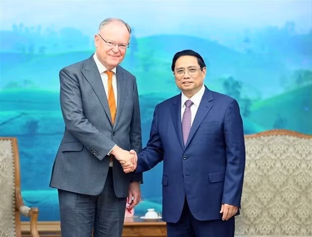 Le Premier ministre Pham Minh Chinh (à droite) et le ministre-président de Basse-Saxe, Stephan Weil. Photo : VNA.