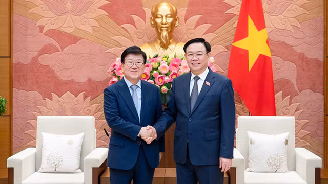 Le Président de l'Assemblée nationale Vuong Dinh Huê (à droite) reçoit l'ancien président de l'Assemblée nationale de la République de Corée, Park Byeong-seug. Photo: VOV.