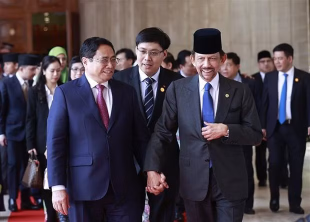 Le Premier ministre vietnamien, Pham Minh Chinh (à gauche), et le sultan du Brunei, Hassanal Bolkia, après leur entretien. Photo : VNA.