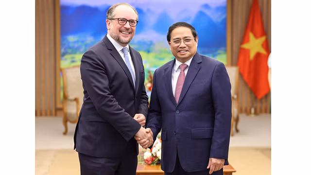 Le Premier ministre Pham Minh Chinh (à droite) serre la main du ministre fédéral autrichien des Affaires européennes et internationales, Alexander Schallenberg. Photo : VGP.