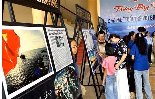 Visiteurs à l'exposition. Photo: VNA