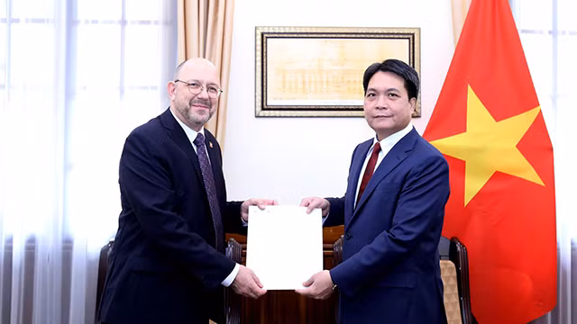 L’ambassadeur de Suisse au Vietnam, Thomas Gass (à gauche). Photo : baoquocte.vn.